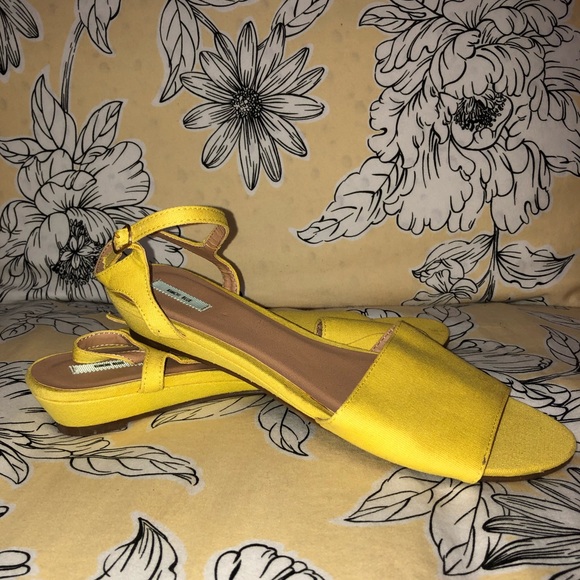 ❌SOLD❌ 💝 Kimchi Blue Sandals - Picture 3 of 4